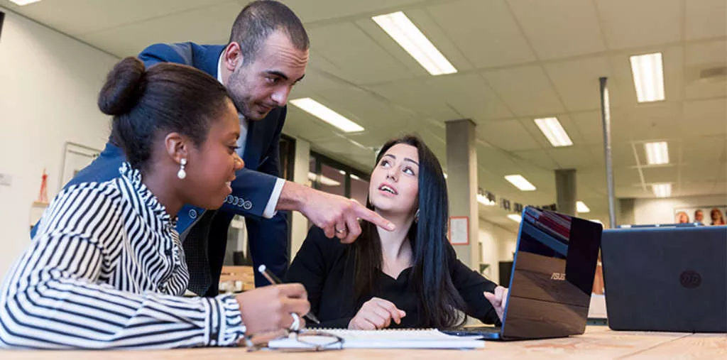 WAT IS DE ROL VAN DE STUDIELOOPBAANBEGELEIDER?